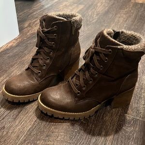 Brown Carlos Santana winter boots like brand new. 7.5